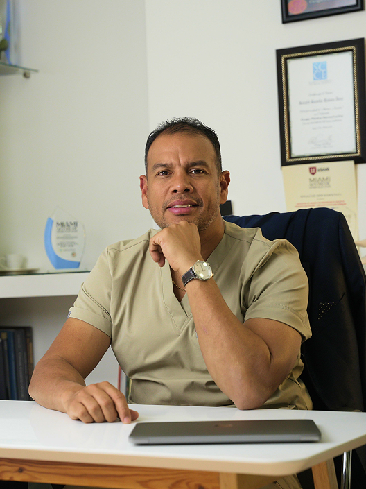 Cirujanos Plásticos en Colombia, Dr. Ronald Ramos, Cirujano Plástico certificado
