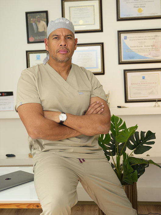 Cirujanos Plásticos en Colombia, Dr. Ronald Ramos, Cirujano Plástico certificado