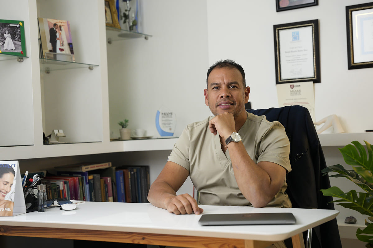 Cirujanos Plásticos en Colombia, Dr. Ronald Ramos, Cirujano Plástico certificado